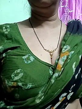 Snapshot of Rosy-B chatting on February 7, 2026, 11:35 pm Rosy-B online show from February 7, 2026, 11:35 pm