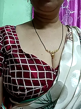 Snapshot of Rosy-B chatting on February 11, 2026, 10:20 pm Rosy-B online show from February 11, 2026, 10:20 pm