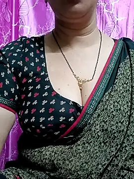 Snapshot of Rosy-B chatting on February 28, 2025, 12:32 am Rosy-B online show from February 28, 2025, 12:32 am