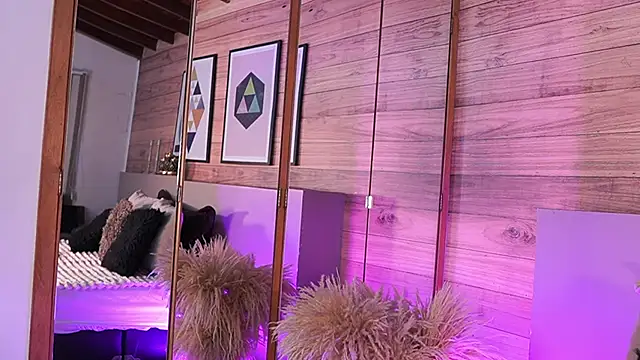 Snapshot of IzzyWild chatting on November 19, 2025, 11:21 am IzzyWild online show from November 19, 2025, 11:21 am