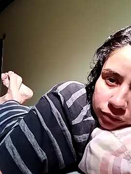 Michellluxo online show from February 5, 2026, 8:04 pm