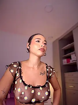 Snapshot of Hips_hannah chatting on July 10, 2026, 9:37 pm Hips hannah online show from July 10, 2026, 9:37 pm