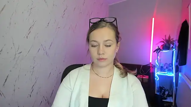 holly xglam online show from December 18, 2025, 8:01 pm