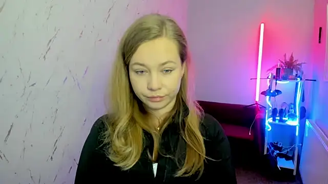 holly xglam online show from November 30, 2025, 6:09 pm