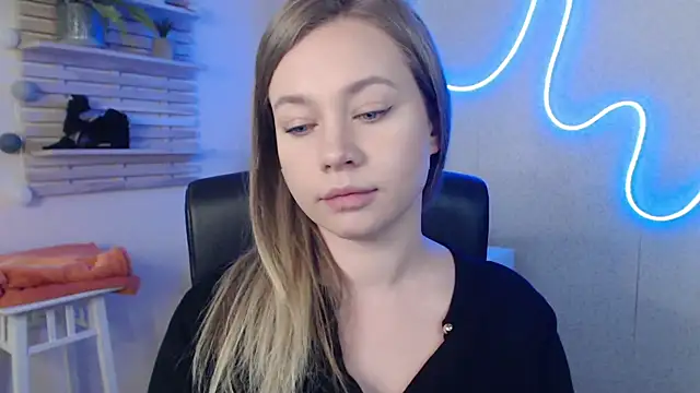 holly xglam online show from March 18, 2025, 3:23 am