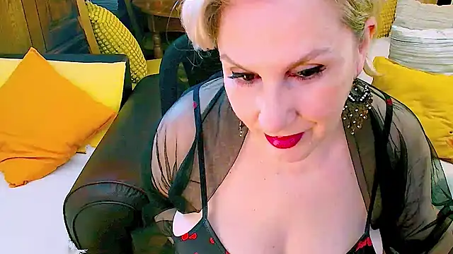 Snapshot of GattonaBiondona chatting on February 16, 2026, 8:46 am GattonaBiondona online show from February 16, 2026, 8:46 am