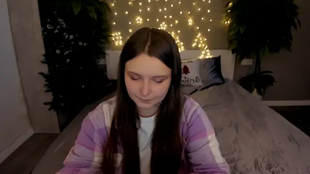 MagicPeachh  online show from December 17, 2025, 2:11 pm