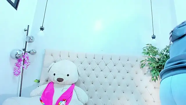 Victoria Coleman online show from December 5, 2025, 8:17 pm