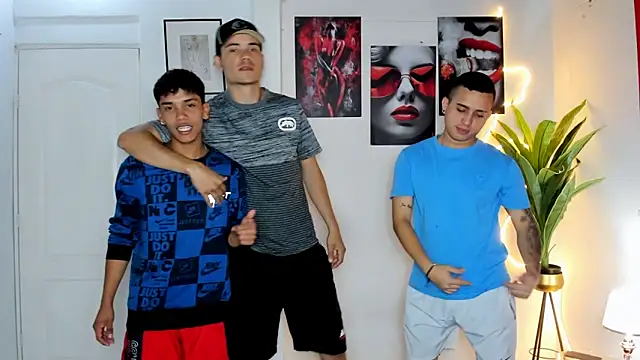 Snapshot of oversizedxguys chatting on April 15, 2026, 2:28 am oversizedxguys online show from April 15, 2026, 2:28 am