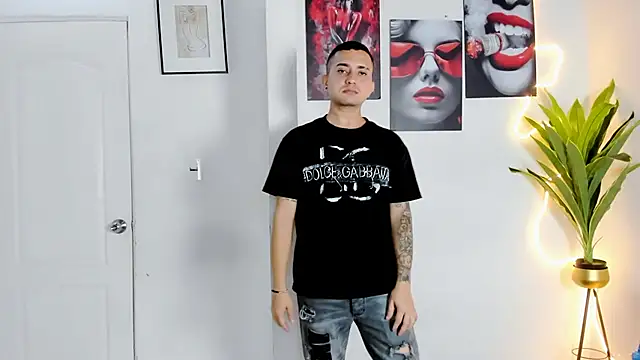 Snapshot of oversizedxguys chatting on April 13, 2026, 1:20 am oversizedxguys online show from April 13, 2026, 1:20 am