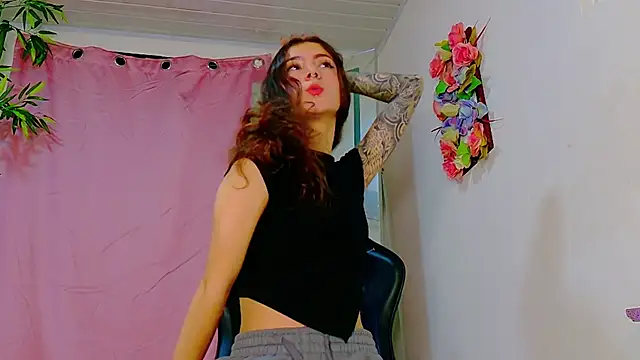 Snapshot of scarlet-jonesx chatting on April 30, 2026, 5:47 am scarlet-jonesx online show from April 30, 2026, 5:47 am