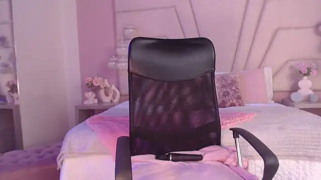 Snapshot of Riley__x chatting on March 17, 2025, 8:51 am Riley x online show from March 17, 2025, 8:51 am