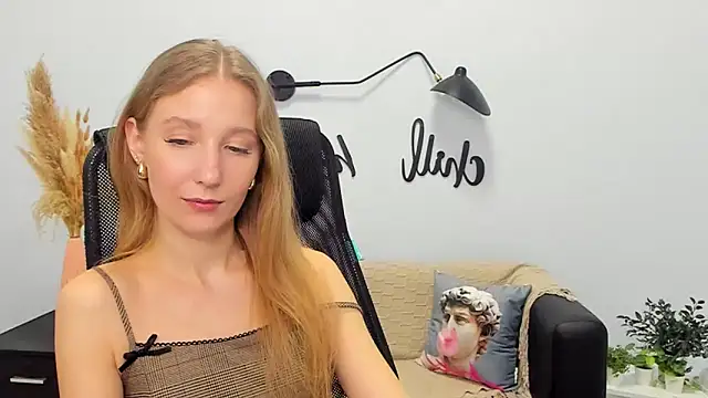 Snapshot of LolaWilsons chatting on March 5, 2025, 2:34 pm LolaWilsons online show from March 5, 2025, 2:34 pm