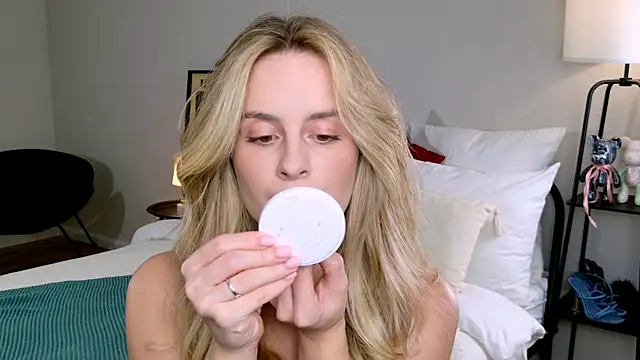 RozzitaBedberry online show from October 12, 2025, 1:23 pm