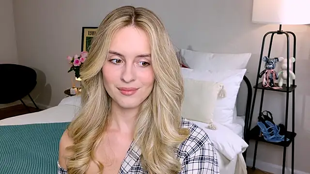 RozzitaBedberry online show from September 26, 2025, 2:02 pm