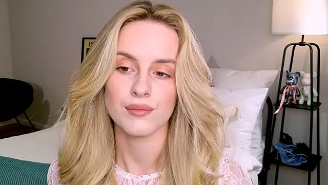 RozzitaBedberry online show from October 6, 2025, 1:34 pm