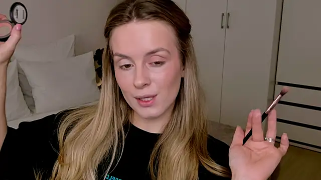 RozzitaBedberry online show from February 2, 2026, 5:01 pm