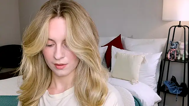 RozzitaBedberry online show from November 4, 2025, 2:21 pm