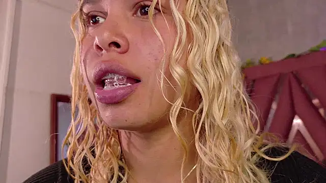 Haelycute online show from December 17, 2025, 11:37 am