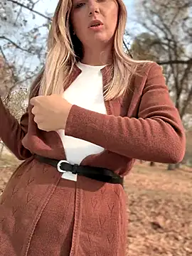 Snapshot of Crazy-Rosa chatting on October 28, 2025, 8:24 am Crazy-Rosa online show from October 28, 2025, 8:24 am