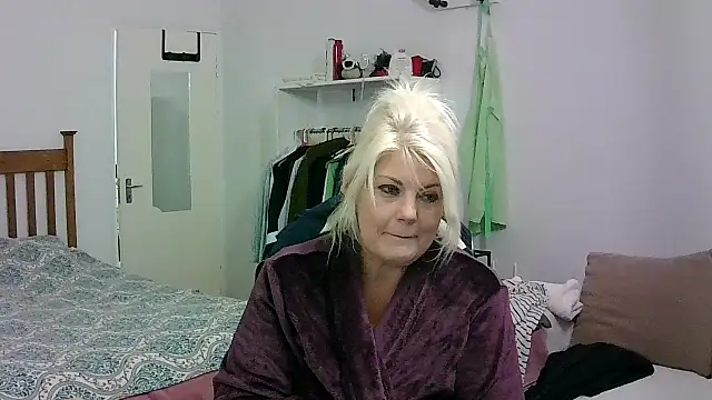 Snapshot of Miahotmilf chatting on May 9, 2026, 5:05 pm Miahotmilf online show from May 9, 2026, 5:05 pm