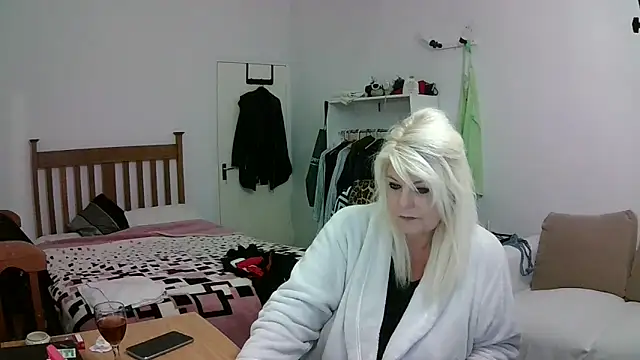 Snapshot of Miahotmilf chatting on April 26, 2026, 5:43 pm Miahotmilf online show from April 26, 2026, 5:43 pm