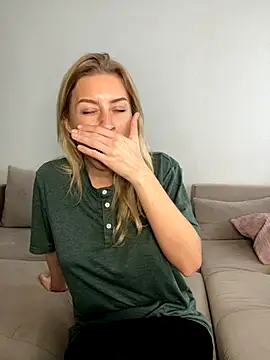 Snapshot of belle98 chatting on November 25, 2025, 9:42 am belle98 online show from November 25, 2025, 9:42 am