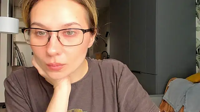 Lilith lutherlow online show from April 15, 2026, 2:21 pm