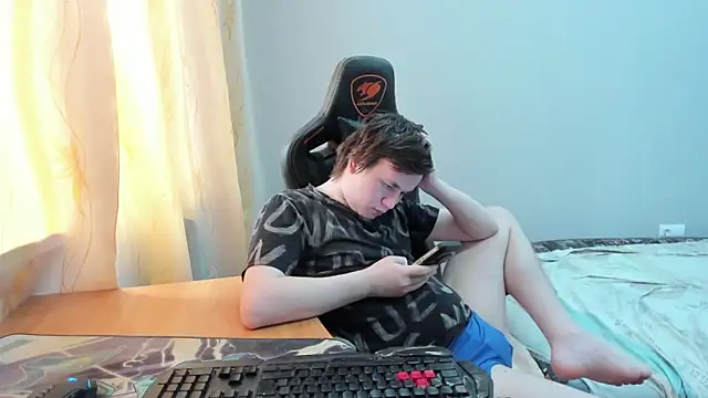 iliaskrislove online show from April 3, 2026, 8:32 am