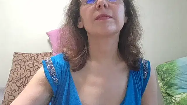 Snapshot of HollyJewel chatting on June 17, 2026, 4:17 pm HollyJewel online show from June 17, 2026, 4:17 pm