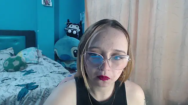 Liaroberts1 online show from March 13, 2025, 11:51 am