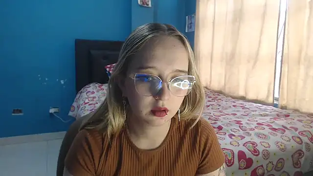 Liaroberts1 online show from December 4, 2025, 12:15 pm