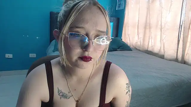 Liaroberts1 online show from September 13, 2025, 12:05 pm