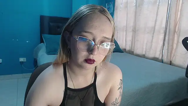 Liaroberts1 online show from September 12, 2025, 11:43 am