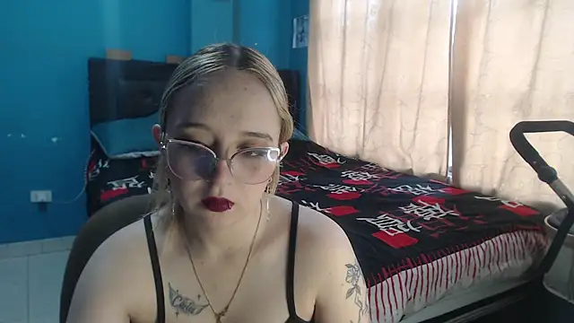 Liaroberts1 online show from October 2, 2025, 12:08 pm