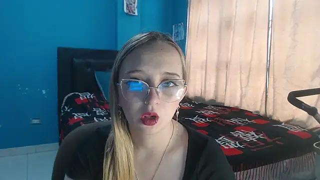 Liaroberts1 online show from November 24, 2025, 12:16 pm