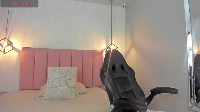 SUNNYCYRUS online show from March 26, 2026, 12:58 pm