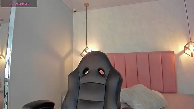 SUNNYCYRUS online show from November 4, 2025, 12:42 pm