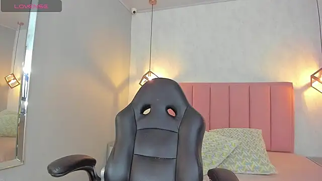 SUNNYCYRUS online show from March 10, 2026, 12:42 pm