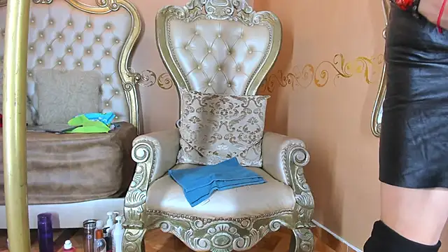 Celeste Baker  online show from November 18, 2025, 12:08 pm