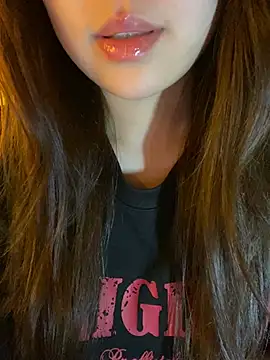 minmin2kk5 online show from April 18, 2026, 3:47 pm