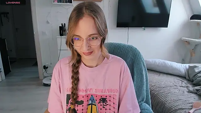 violet blue eyes online show from February 16, 2026, 12:59 pm