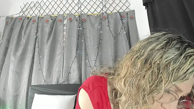 eva1saenz online show from November 18, 2025, 8:23 pm