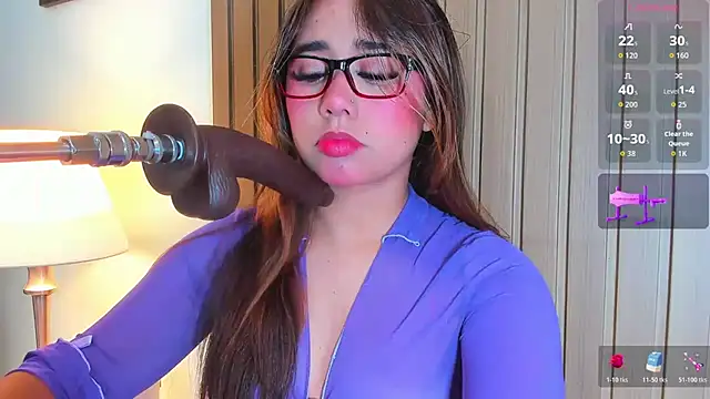 issie cute online show from October 26, 2025, 2:06 pm