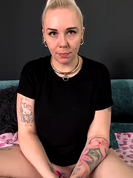 Snapshot of nora_the_strange chatting on June 18, 2026, 10:42 am nora the strange online show from June 18, 2026, 10:42 am