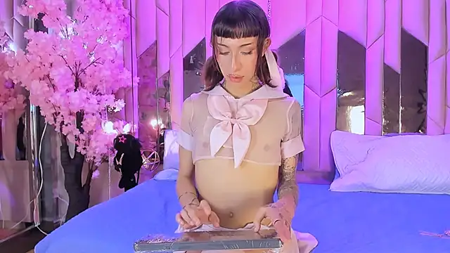 MadisonWood01 online show from November 9, 2025, 2:32 pm