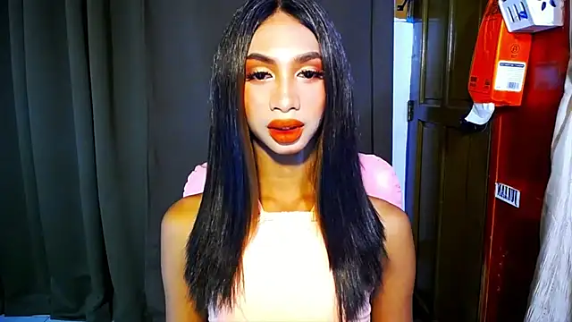 PrettyLatiina online show from October 31, 2025, 6:32 am