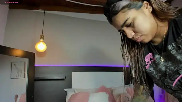 SaraaJhonsonn online show from March 21, 2026, 2:10 pm