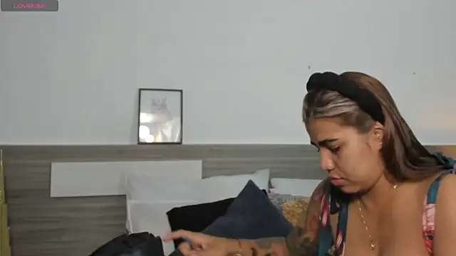 SaraaJhonsonn online show from April 26, 2026, 2:03 pm