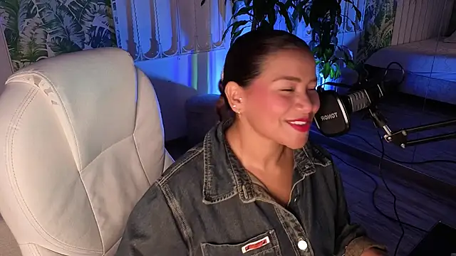 Snapshot of loly_marce chatting on July 1, 2026, 7:14 pm loly marce online show from July 1, 2026, 7:14 pm